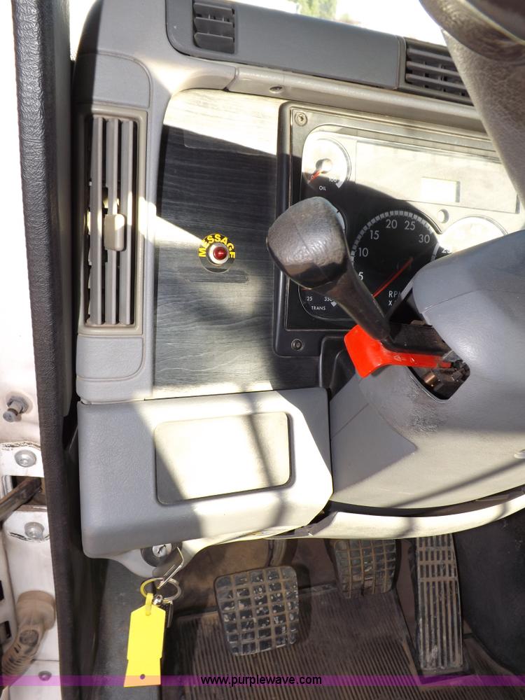 image for item I7589 2007 Freightliner Columbia semi truck