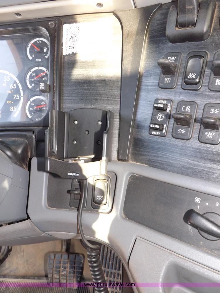 image for item I7589 2007 Freightliner Columbia semi truck