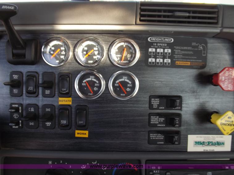 image for item I7589 2007 Freightliner Columbia semi truck