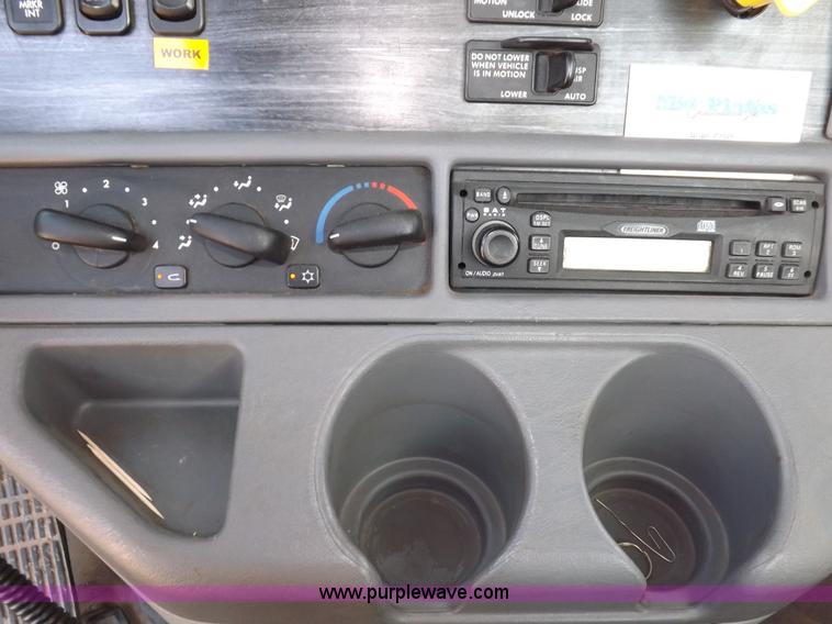 image for item I7589 2007 Freightliner Columbia semi truck