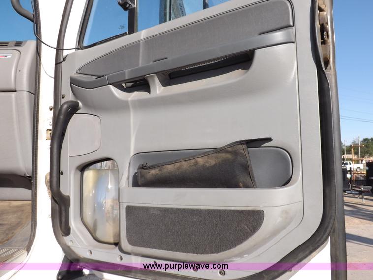 image for item I7589 2007 Freightliner Columbia semi truck