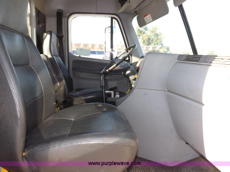 image for item I7589 2007 Freightliner Columbia semi truck