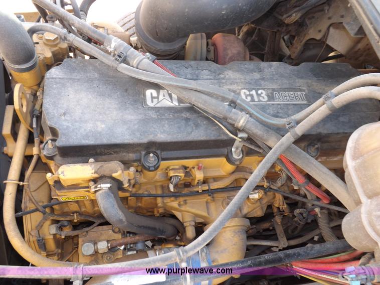 image for item I7589 2007 Freightliner Columbia semi truck