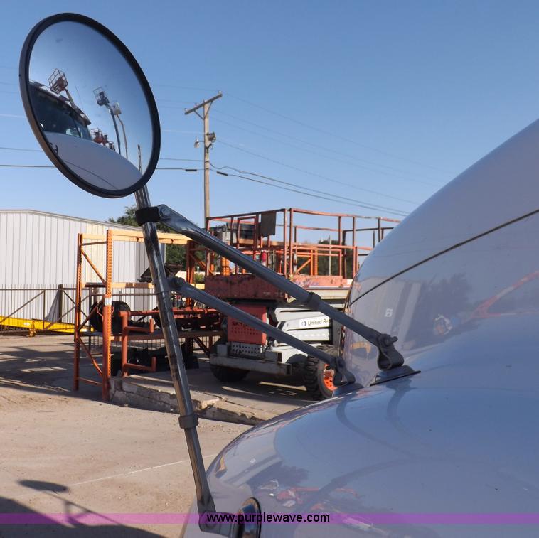 image for item I7589 2007 Freightliner Columbia semi truck