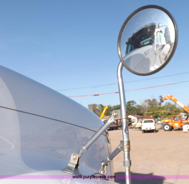 image for item I7589 2007 Freightliner Columbia semi truck