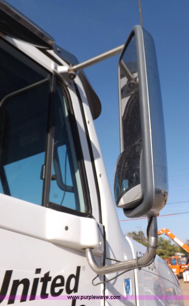 image for item I7589 2007 Freightliner Columbia semi truck