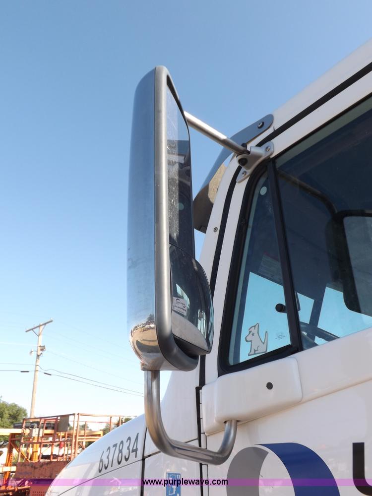 image for item I7589 2007 Freightliner Columbia semi truck