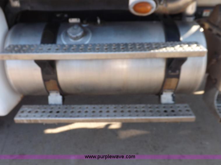 image for item I7589 2007 Freightliner Columbia semi truck