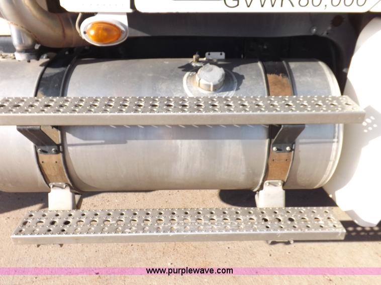 image for item I7589 2007 Freightliner Columbia semi truck