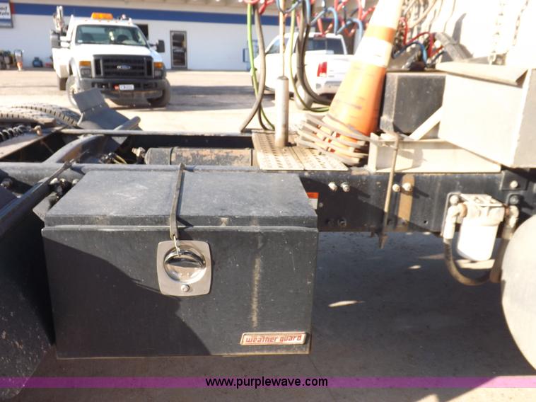 image for item I7589 2007 Freightliner Columbia semi truck