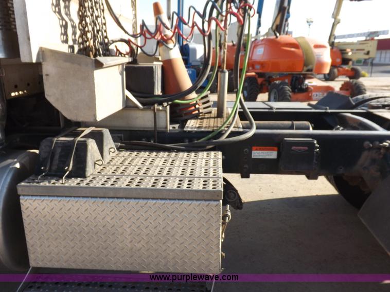 image for item I7589 2007 Freightliner Columbia semi truck