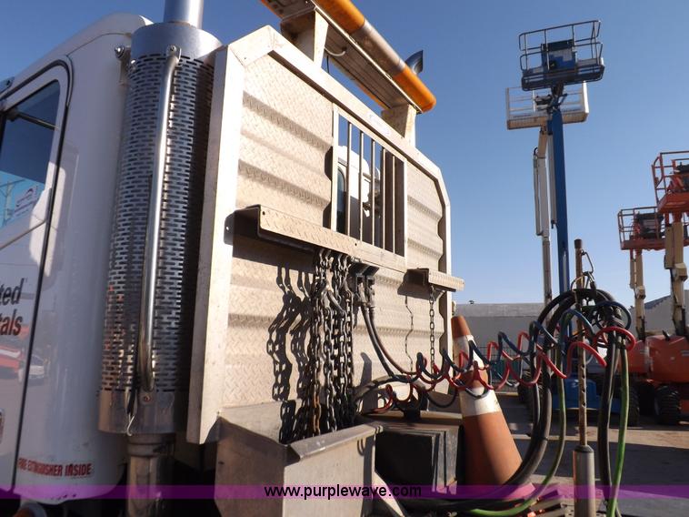 image for item I7589 2007 Freightliner Columbia semi truck