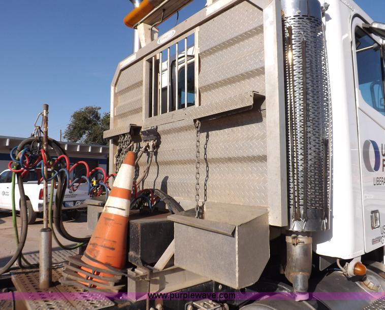 image for item I7589 2007 Freightliner Columbia semi truck