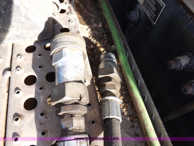 image for item I7589 2007 Freightliner Columbia semi truck