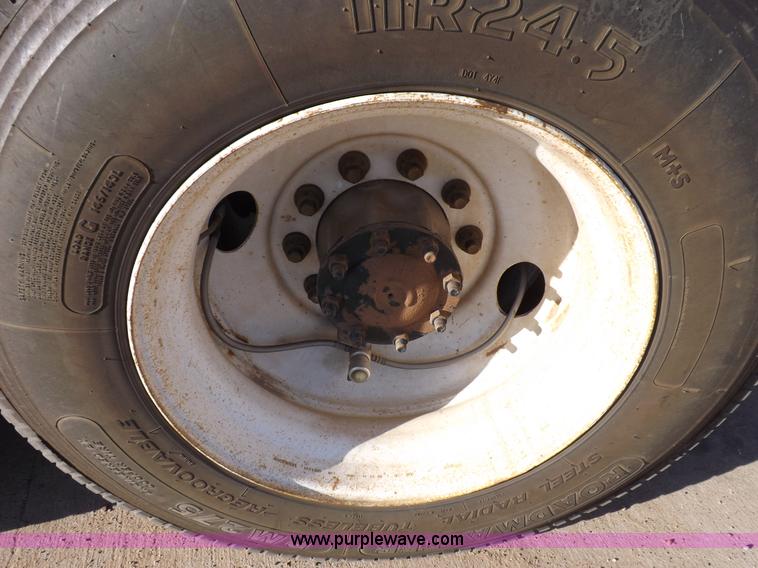 image for item I7589 2007 Freightliner Columbia semi truck