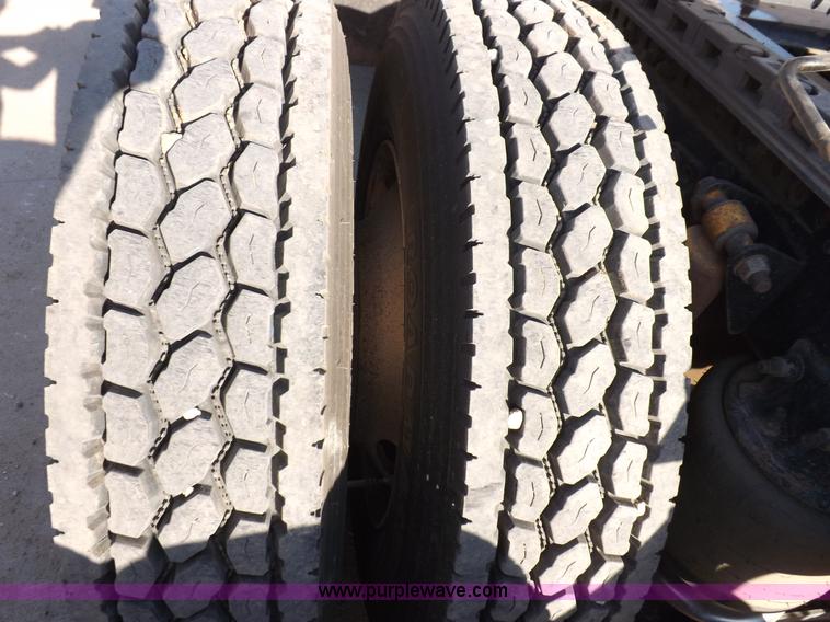 image for item I7589 2007 Freightliner Columbia semi truck