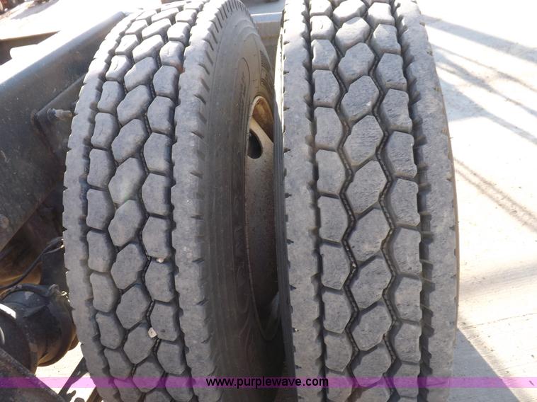 image for item I7589 2007 Freightliner Columbia semi truck