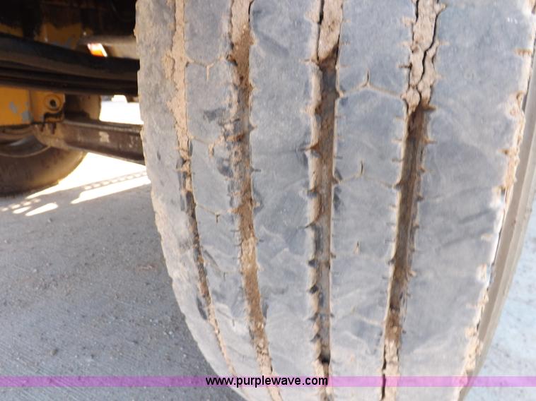 image for item I7589 2007 Freightliner Columbia semi truck