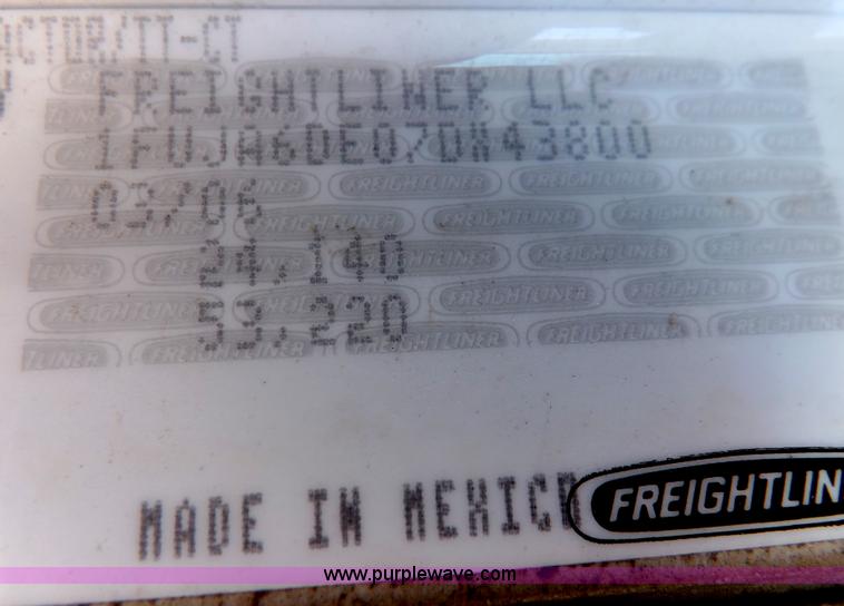 image for item I7589 2007 Freightliner Columbia semi truck