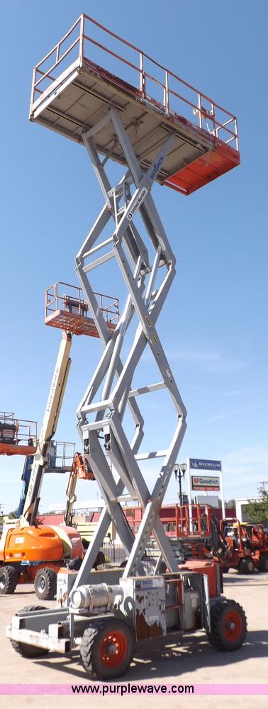 image for item I7590 2005 Skyjack SJ8831RT scissor lift
