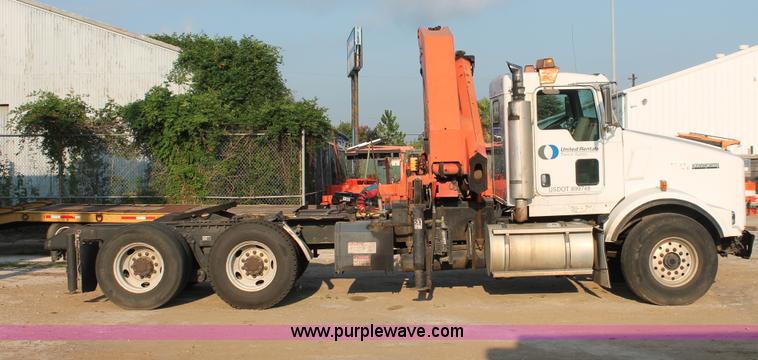 image for item I7751 2005 Kenworth T800 semi truck with Palfinger PK32080 knuckle boom crane