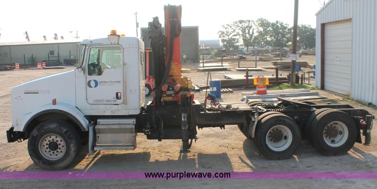 image for item I7751 2005 Kenworth T800 semi truck with Palfinger PK32080 knuckle boom crane