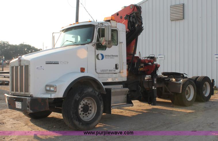 image for item I7751 2005 Kenworth T800 semi truck with Palfinger PK32080 knuckle boom crane