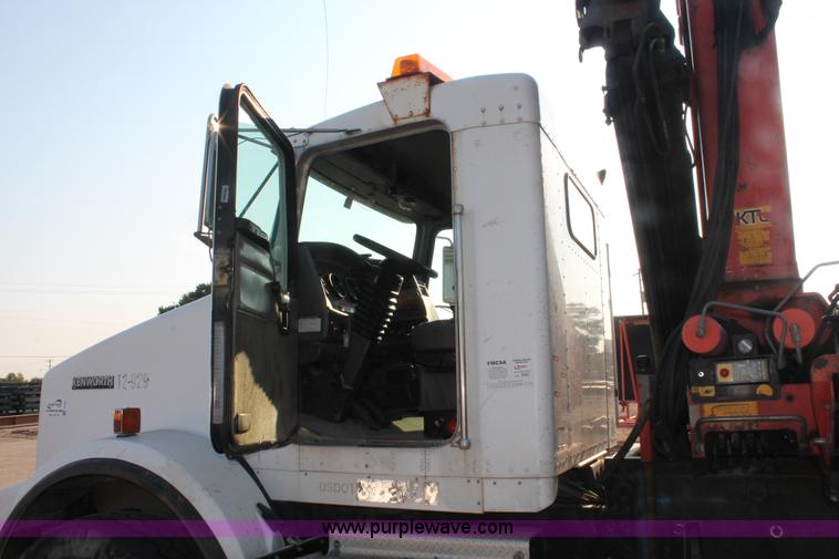 image for item I7751 2005 Kenworth T800 semi truck with Palfinger PK32080 knuckle boom crane