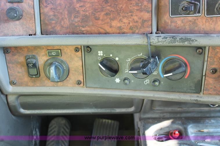 image for item I7751 2005 Kenworth T800 semi truck with Palfinger PK32080 knuckle boom crane