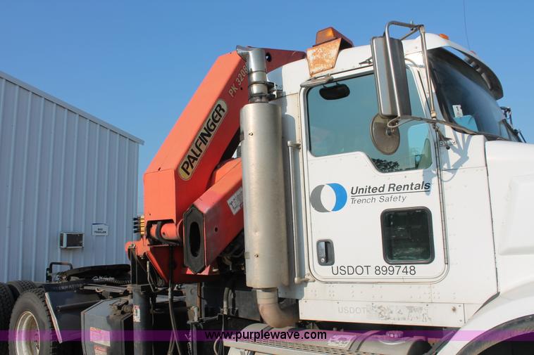 image for item I7751 2005 Kenworth T800 semi truck with Palfinger PK32080 knuckle boom crane
