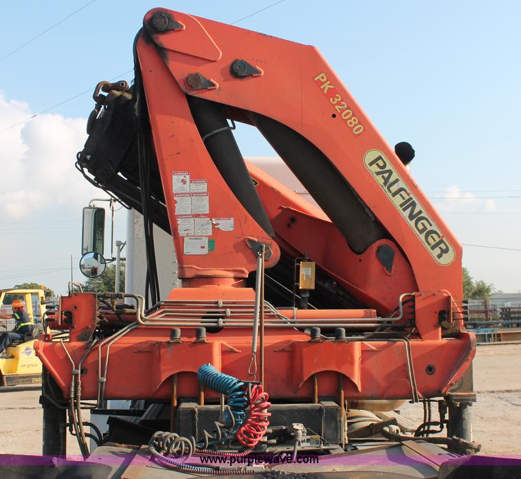 image for item I7751 2005 Kenworth T800 semi truck with Palfinger PK32080 knuckle boom crane