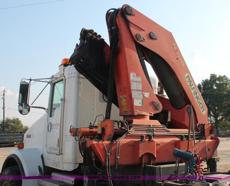 image for item I7751 2005 Kenworth T800 semi truck with Palfinger PK32080 knuckle boom crane