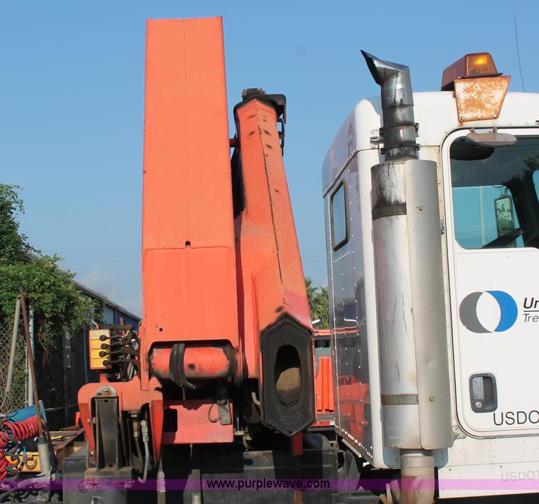 image for item I7751 2005 Kenworth T800 semi truck with Palfinger PK32080 knuckle boom crane