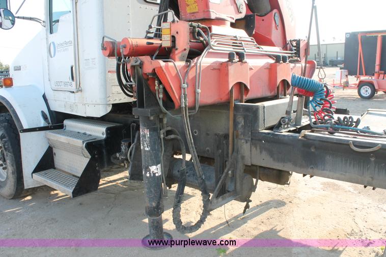 image for item I7751 2005 Kenworth T800 semi truck with Palfinger PK32080 knuckle boom crane