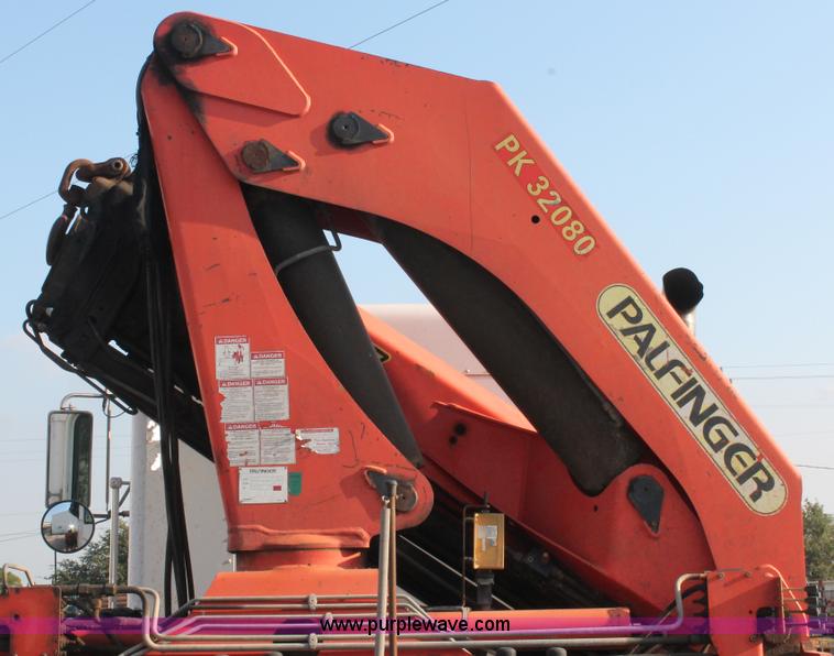 image for item I7751 2005 Kenworth T800 semi truck with Palfinger PK32080 knuckle boom crane