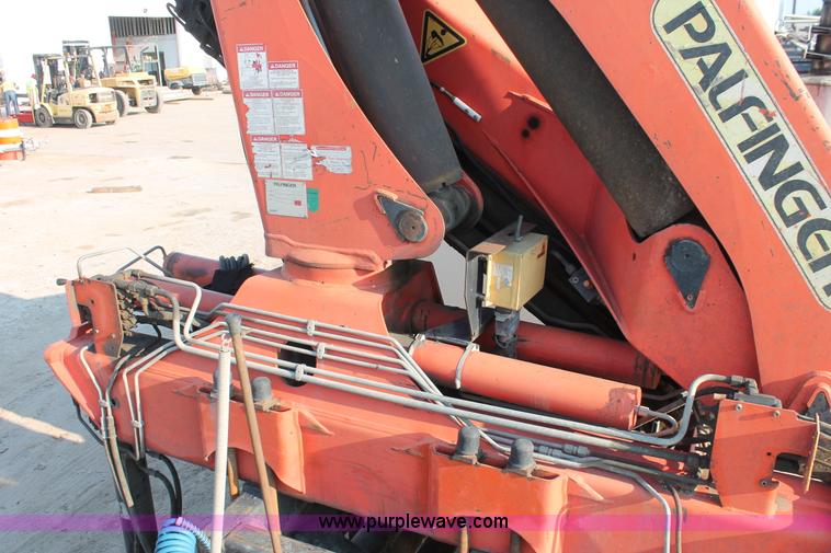 image for item I7751 2005 Kenworth T800 semi truck with Palfinger PK32080 knuckle boom crane