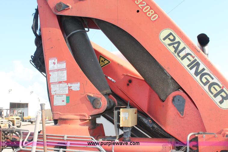 image for item I7751 2005 Kenworth T800 semi truck with Palfinger PK32080 knuckle boom crane