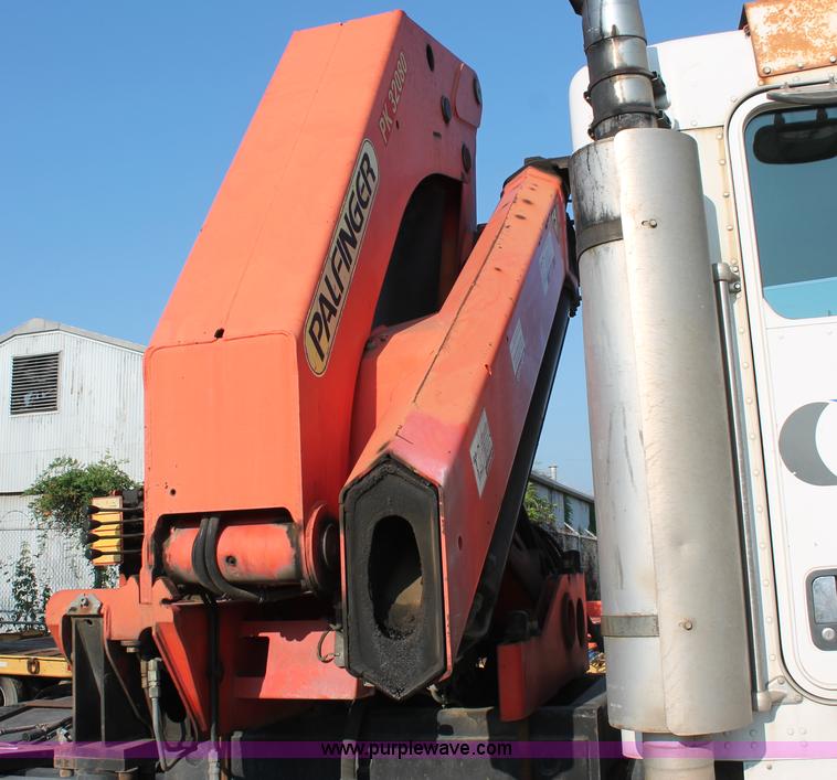 image for item I7751 2005 Kenworth T800 semi truck with Palfinger PK32080 knuckle boom crane