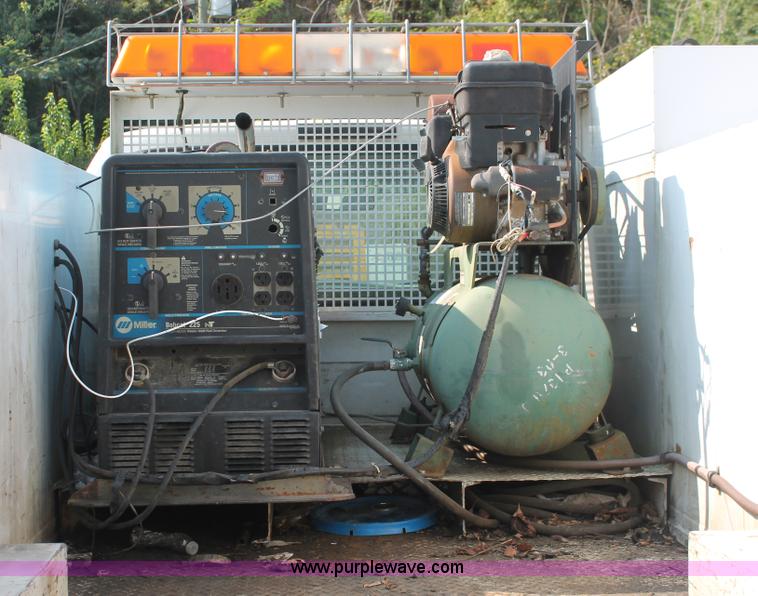 image for item I7756 2003 Ford F550 XL Super Duty service truck