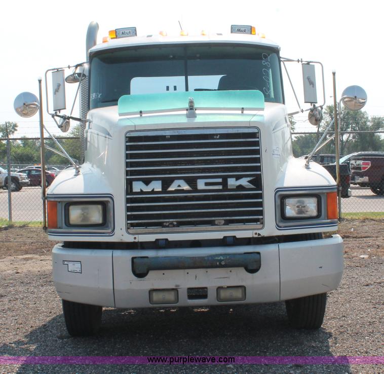 image for item I8179 1991 Mack CH613 semi truck