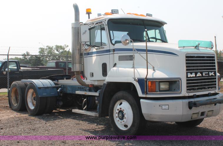 image for item I8179 1991 Mack CH613 semi truck