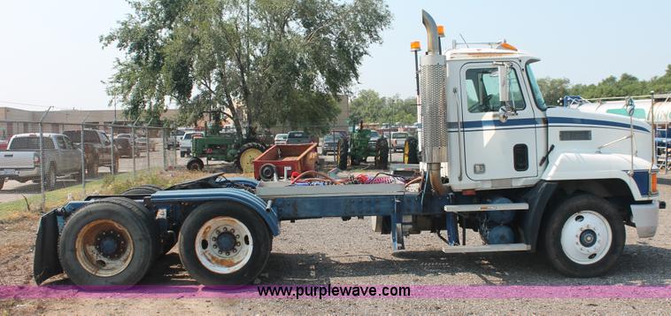 image for item I8179 1991 Mack CH613 semi truck