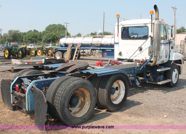 image for item I8179 1991 Mack CH613 semi truck