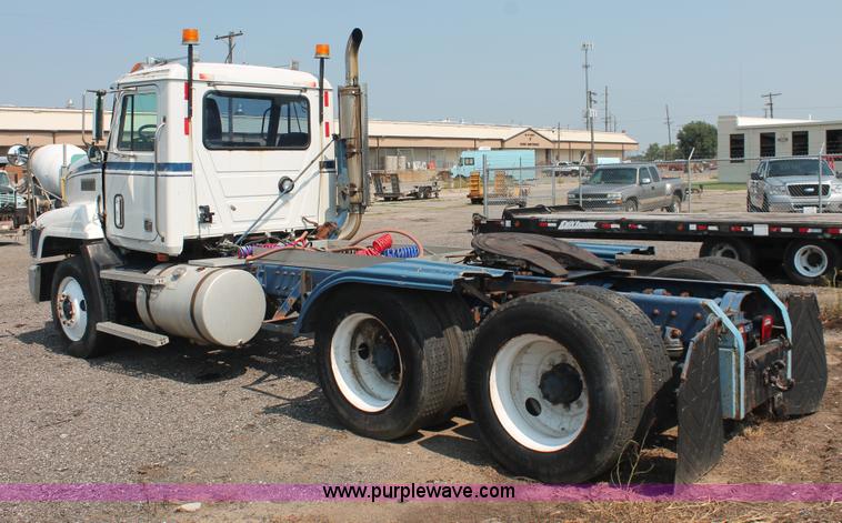 image for item I8179 1991 Mack CH613 semi truck