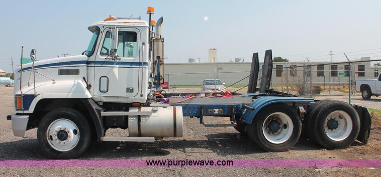 image for item I8179 1991 Mack CH613 semi truck