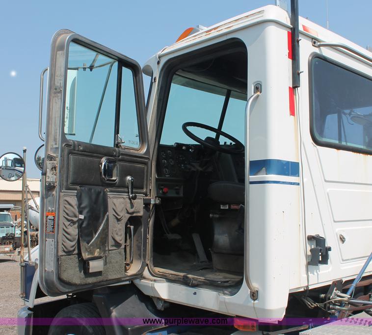image for item I8179 1991 Mack CH613 semi truck