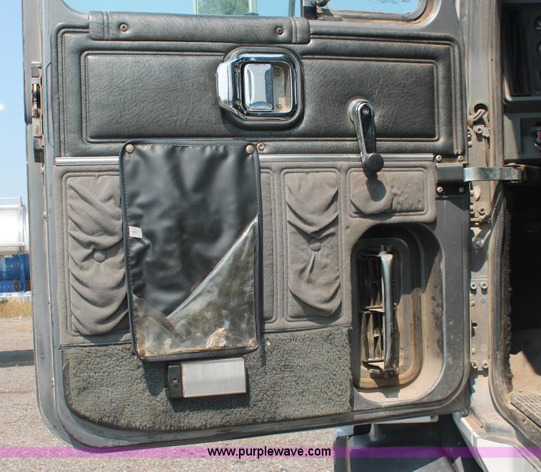 image for item I8179 1991 Mack CH613 semi truck