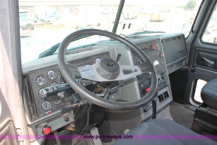 image for item I8179 1991 Mack CH613 semi truck