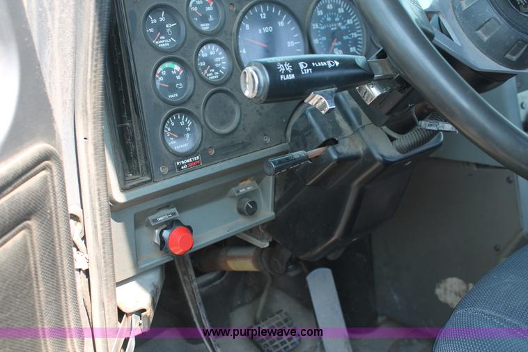 image for item I8179 1991 Mack CH613 semi truck