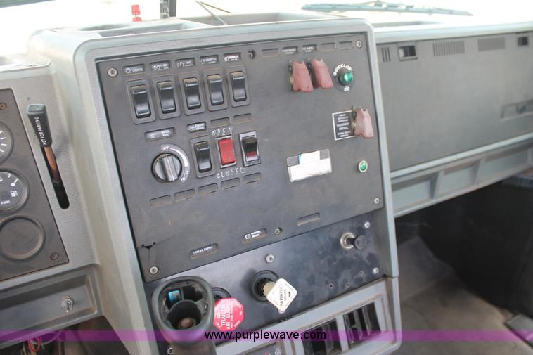 image for item I8179 1991 Mack CH613 semi truck